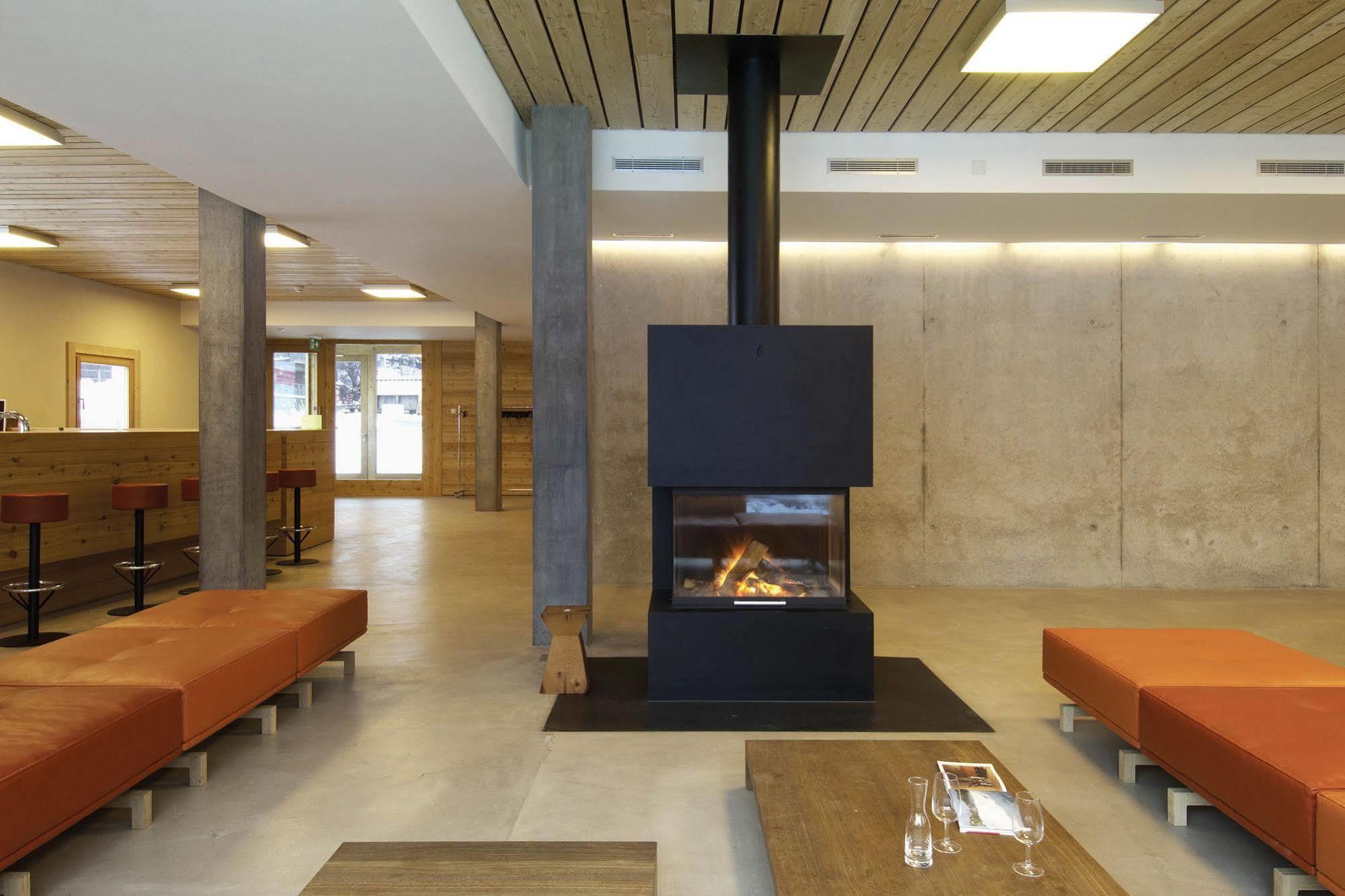 Scuol Youth Hostel Екстер'єр фото